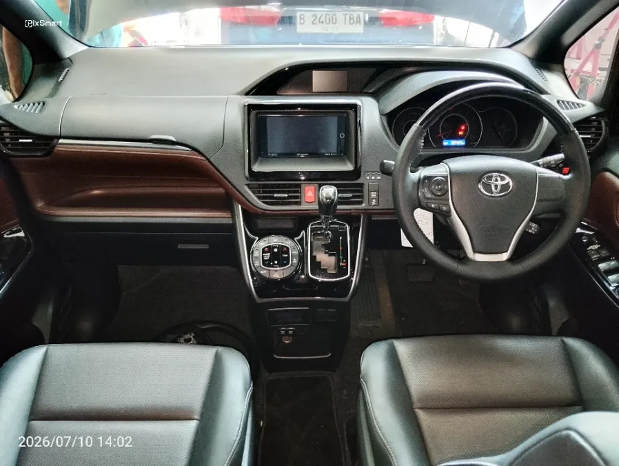 Foto Mobil Bekas Dashboard Toyota Voxy 2.0 tahun 2018