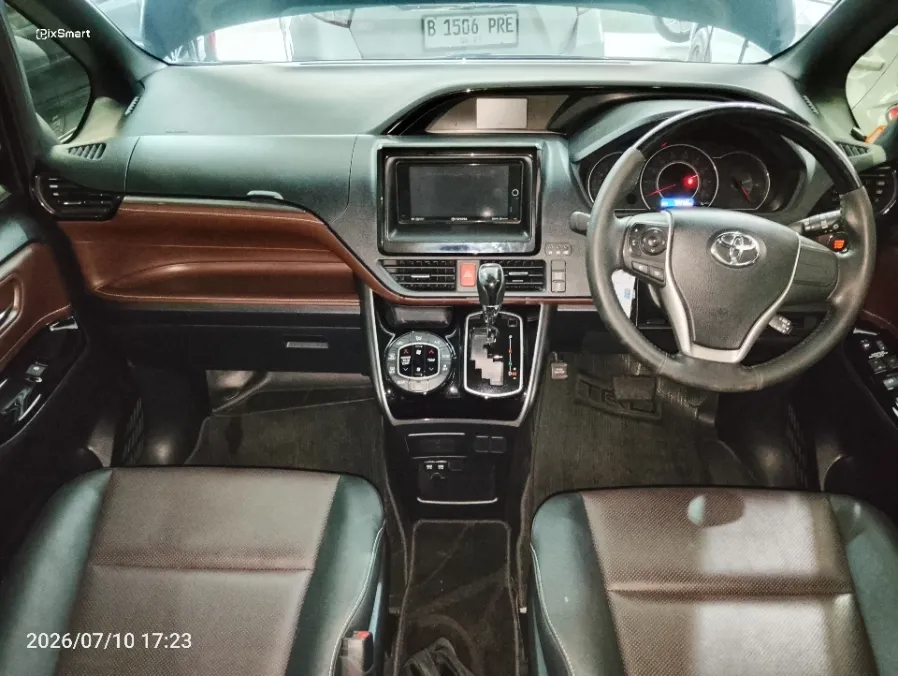Foto Mobil Bekas Dashboard Toyota Voxy 2.0 tahun 2018
