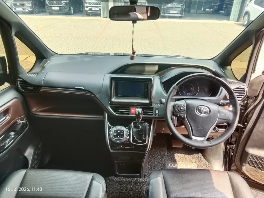 Foto Mobil Bekas Dashboard Toyota Voxy 2.0 tahun 2018