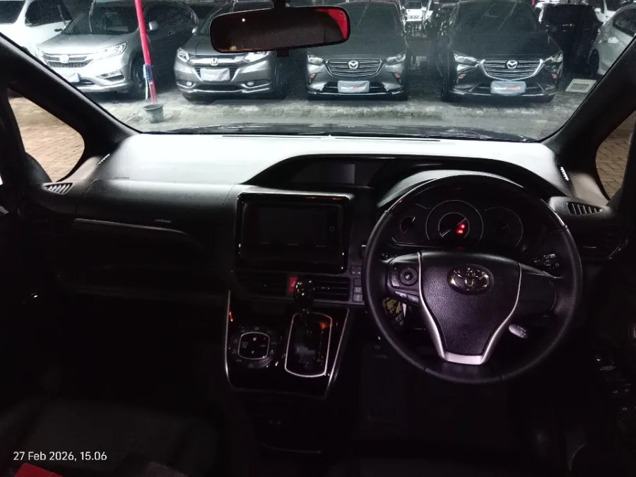 Foto Mobil Bekas Dashboard Toyota Voxy 2.0 tahun 2018