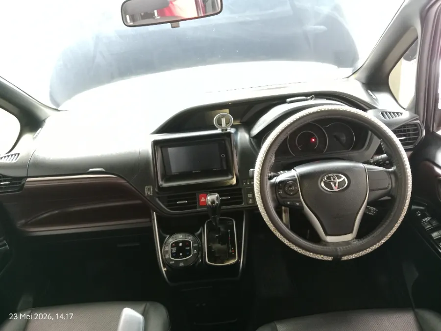 Foto Mobil Bekas Dashboard Toyota Voxy 2.0 tahun 2018