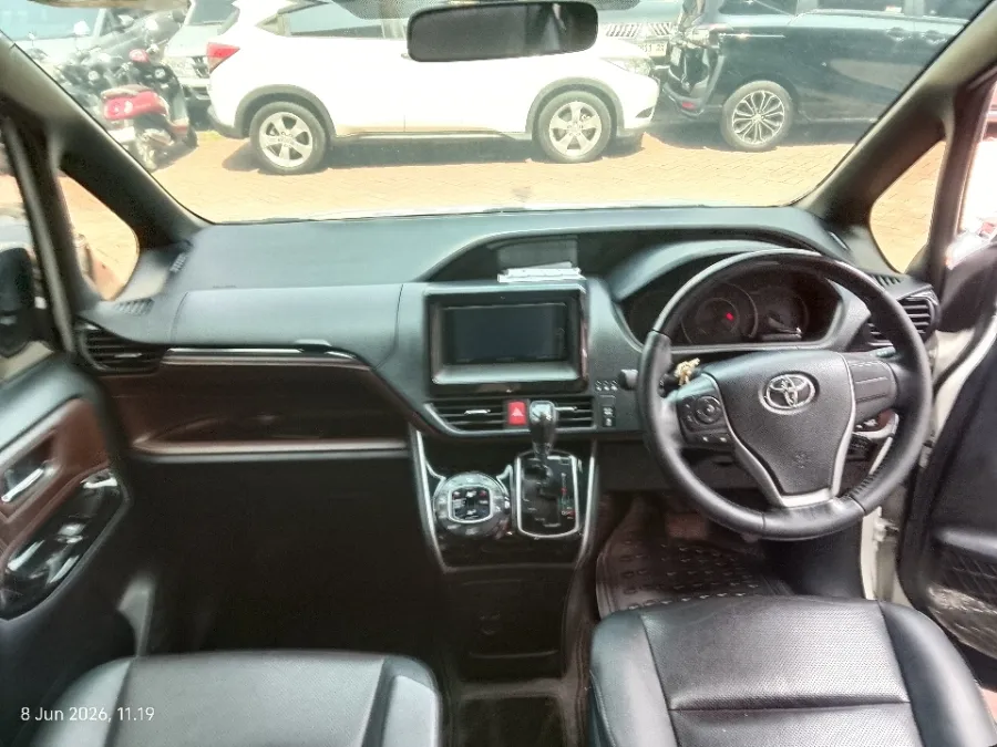 Foto Mobil Bekas Dashboard Toyota Voxy 2.0 tahun 2018