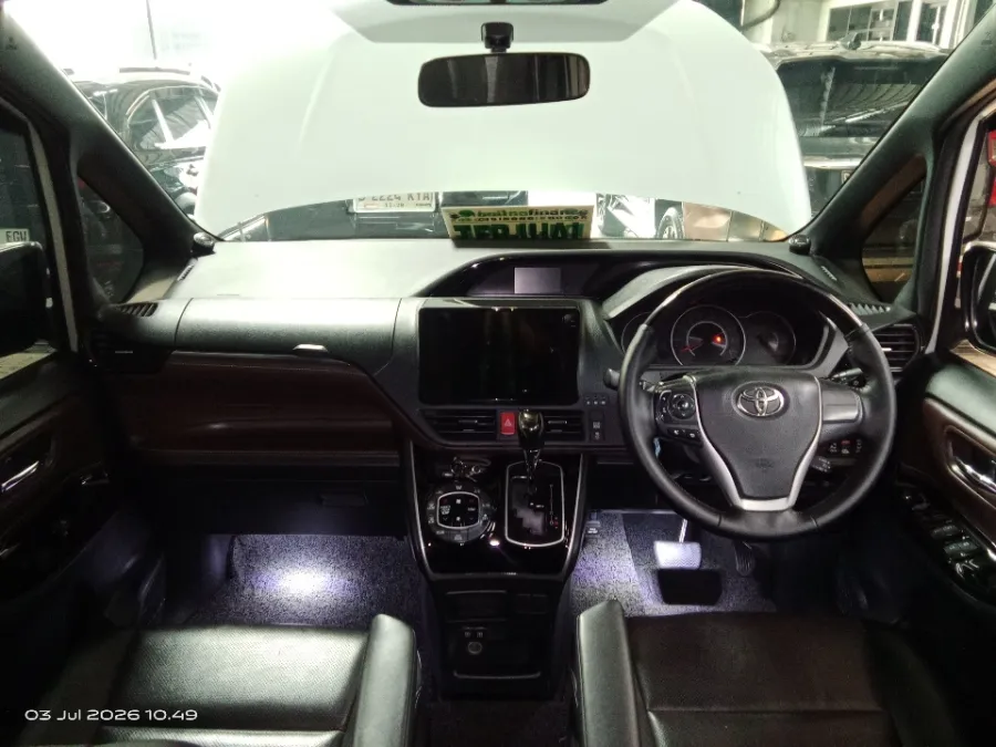 Foto Mobil Bekas Dashboard Toyota Voxy 2.0 tahun 2018