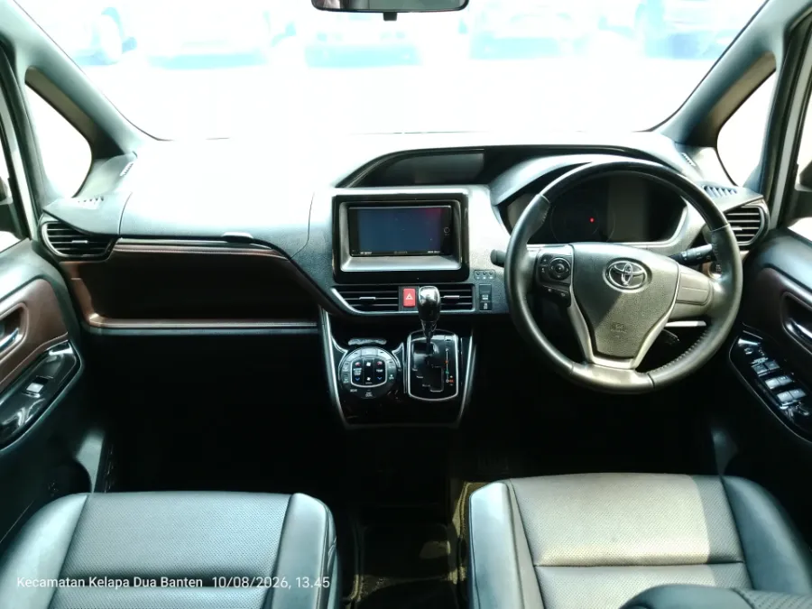 Foto Mobil Bekas Dashboard Toyota Voxy 2.0 tahun 2018