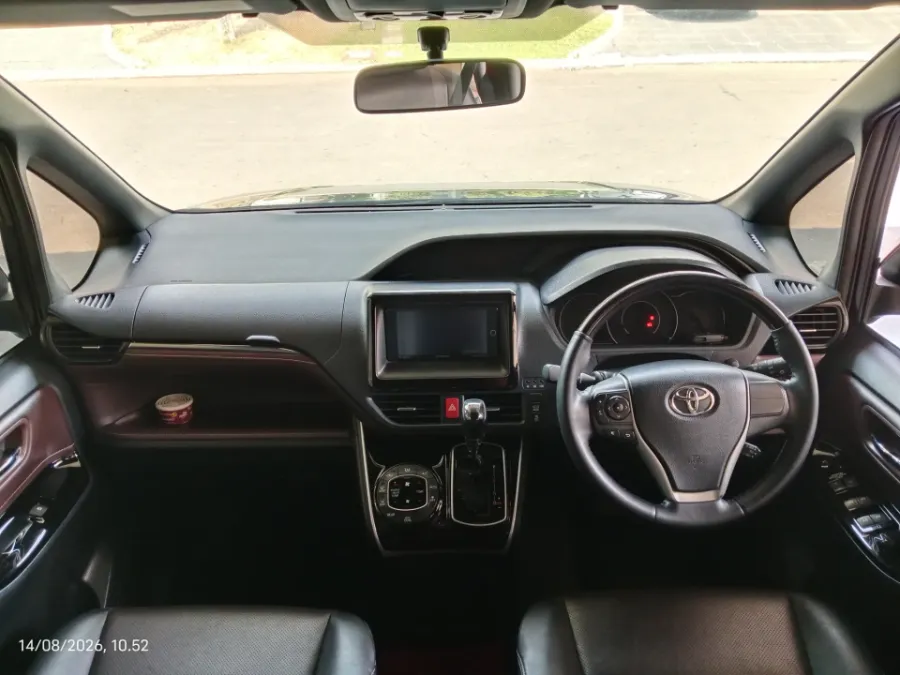 Foto Mobil Bekas Dashboard Toyota Voxy 2.0 tahun 2018