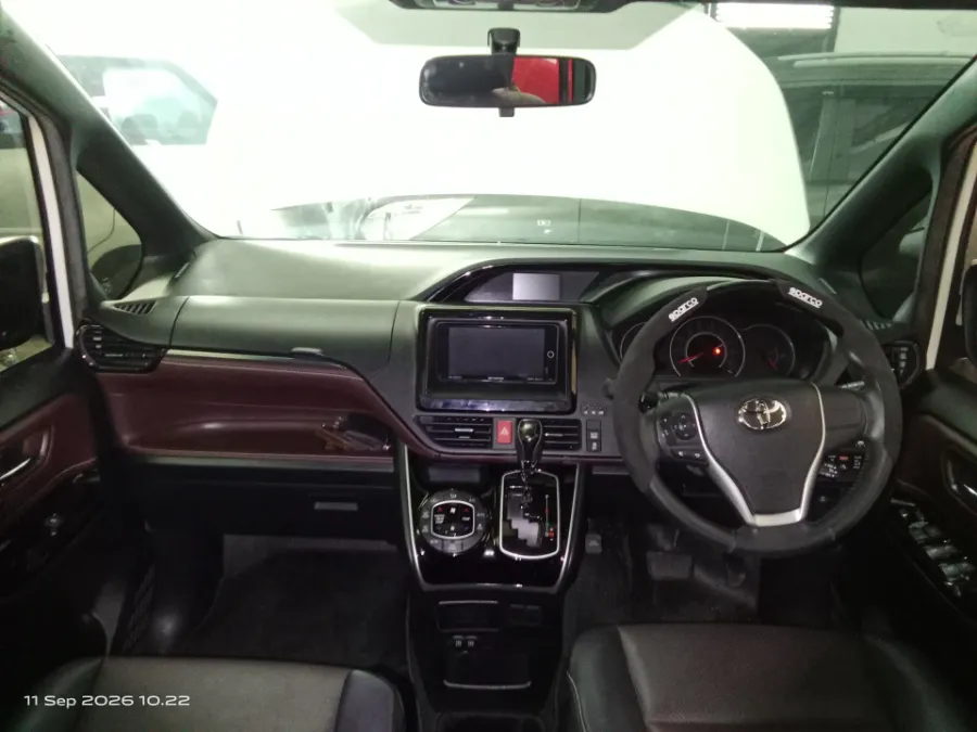 Foto Mobil Bekas Dashboard Toyota Voxy 2.0 tahun 2018