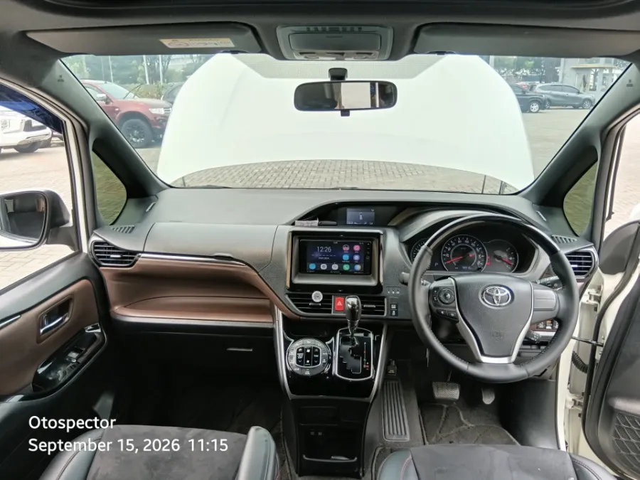Foto Mobil Bekas Dashboard Toyota Voxy 2.0 tahun 2018