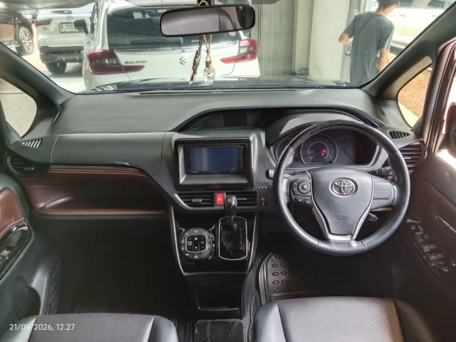Foto Mobil Bekas Dashboard Toyota Voxy 2.0 tahun 2018