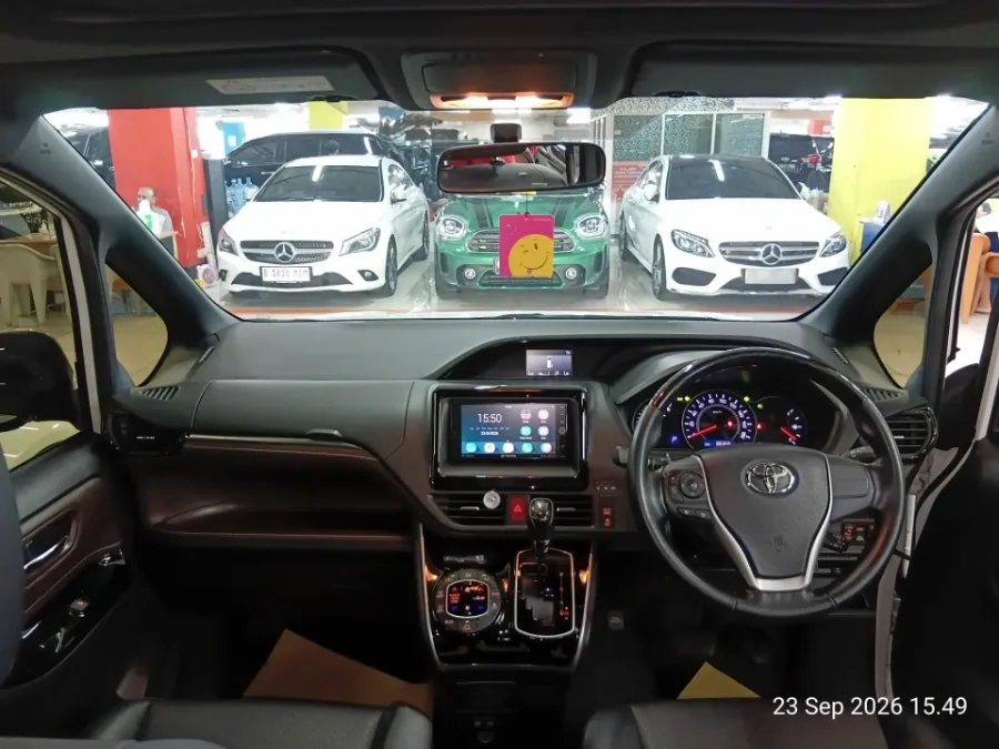 Foto Mobil Bekas Dashboard Toyota Voxy 2.0 tahun 2018