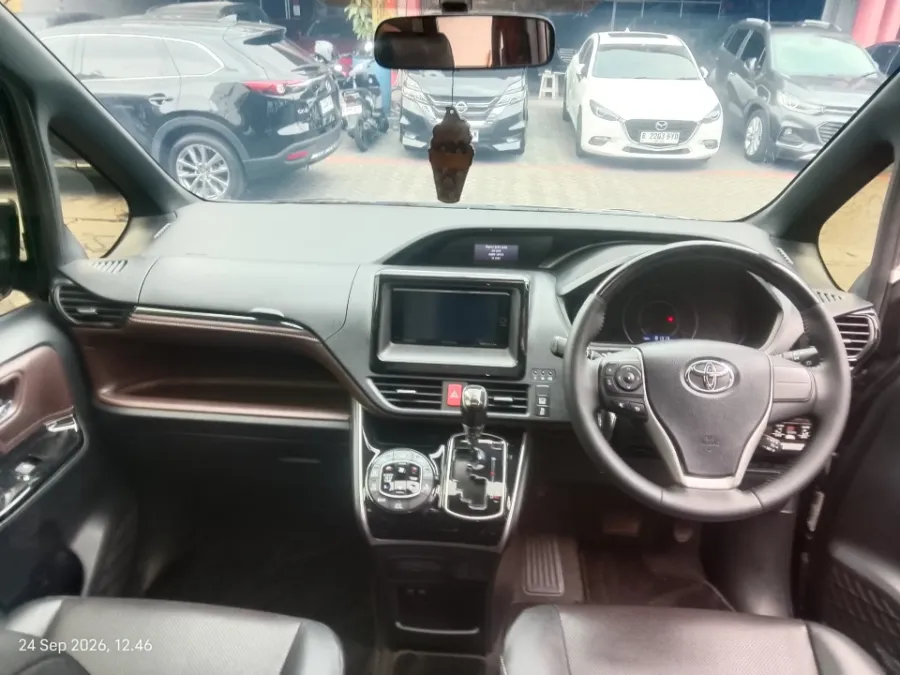 Foto Mobil Bekas Dashboard Toyota Voxy 2.0 tahun 2018