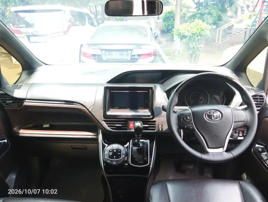 Foto Mobil Bekas Dashboard Toyota Voxy 2.0 tahun 2018