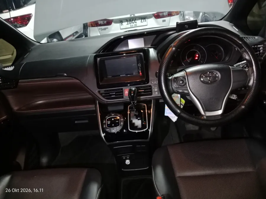Foto Mobil Bekas Dashboard Toyota Voxy 2.0 tahun 2018