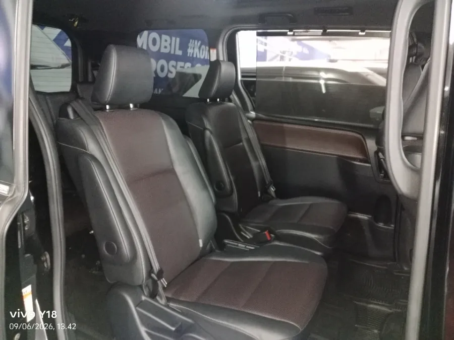 Foto Mobil Bekas Kabin Belakang Toyota Voxy 2.0 tahun 2018