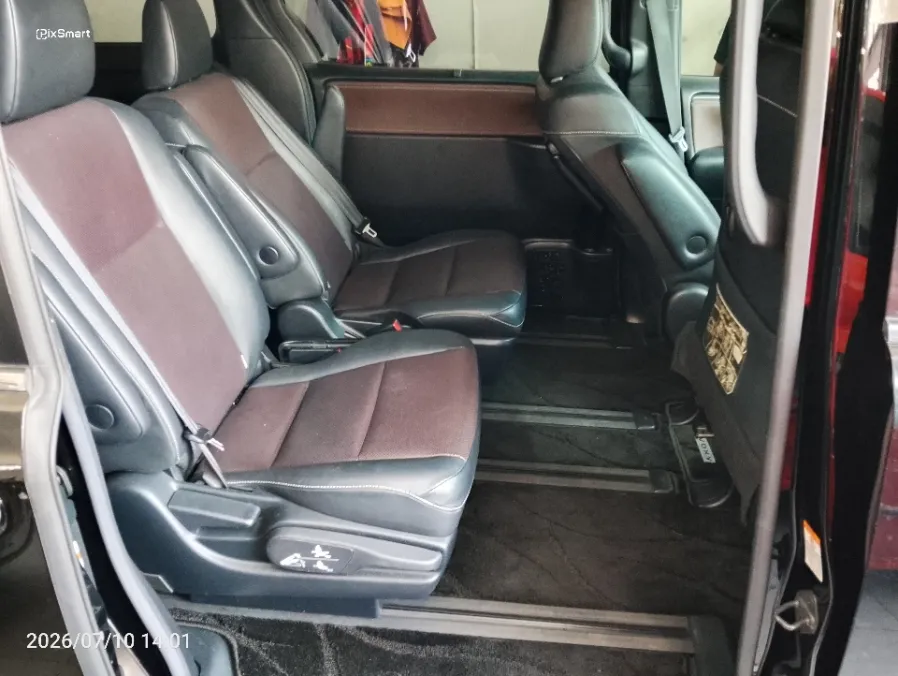Foto Mobil Bekas Kabin Belakang Toyota Voxy 2.0 tahun 2018