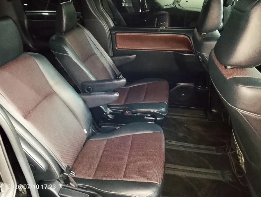 Foto Mobil Bekas Kabin Belakang Toyota Voxy 2.0 tahun 2018