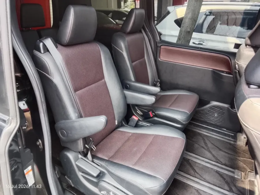 Foto Mobil Bekas Kabin Belakang Toyota Voxy 2.0 tahun 2018