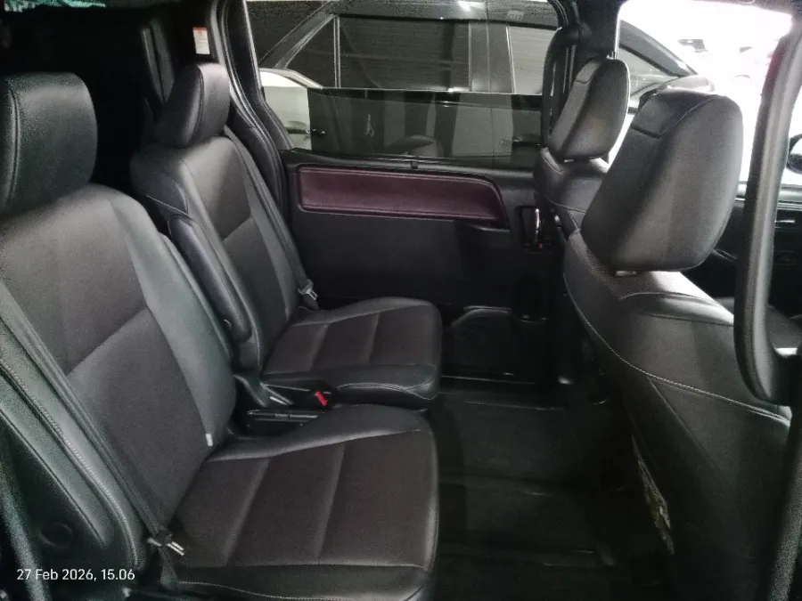 Foto Mobil Bekas Kabin Belakang Toyota Voxy 2.0 tahun 2018