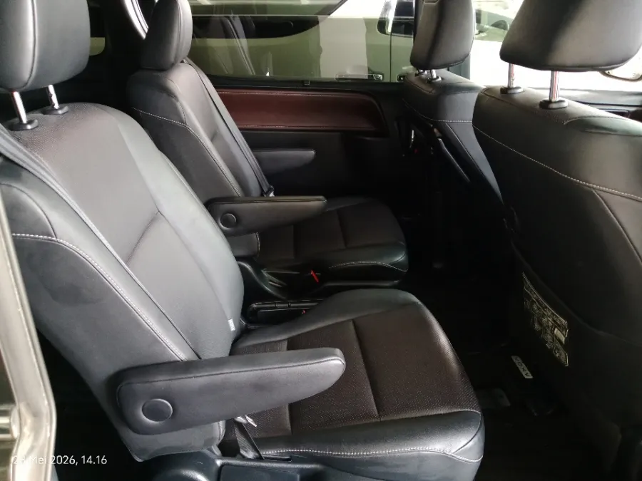 Foto Mobil Bekas Kabin Belakang Toyota Voxy 2.0 tahun 2018