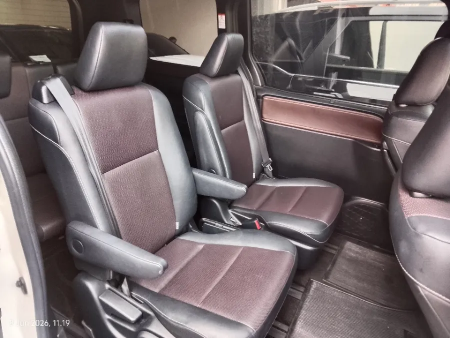 Foto Mobil Bekas Kabin Belakang Toyota Voxy 2.0 tahun 2018