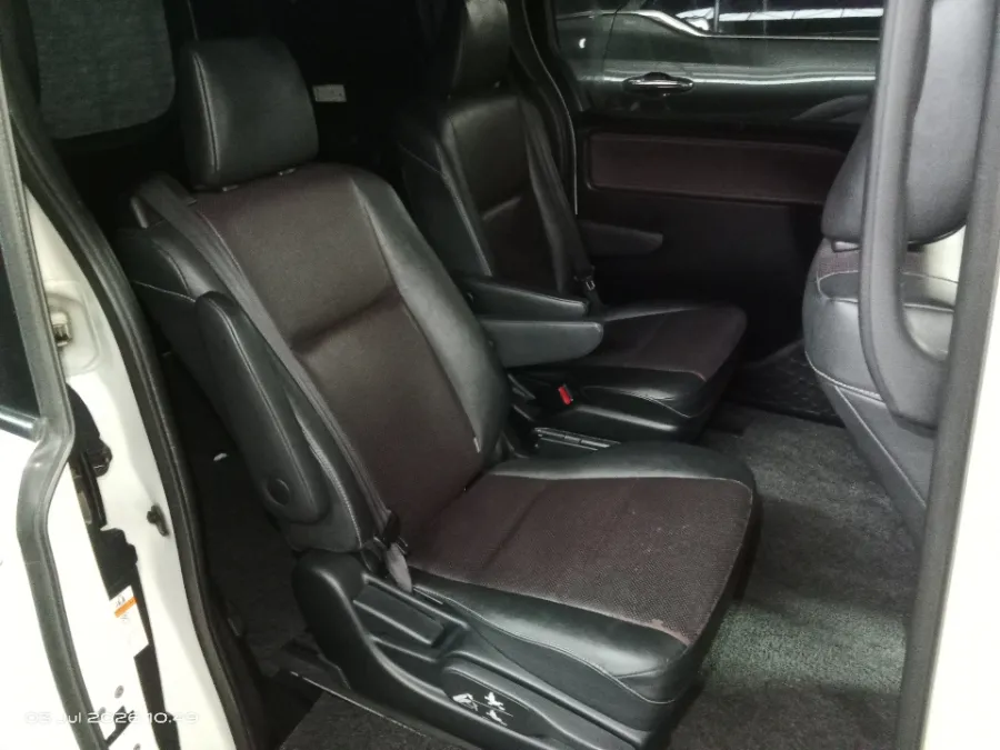 Foto Mobil Bekas Kabin Belakang Toyota Voxy 2.0 tahun 2018