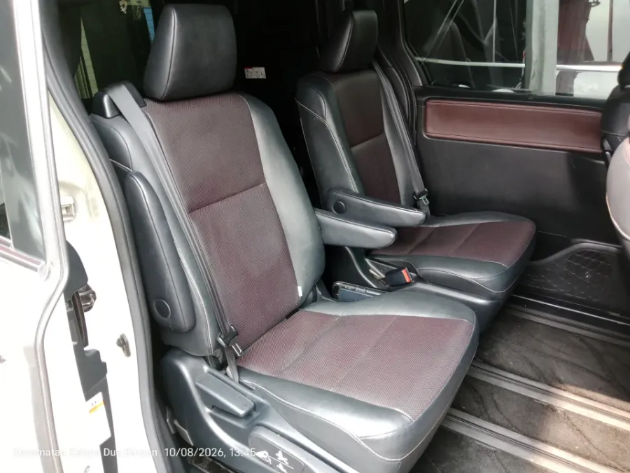Foto Mobil Bekas Kabin Belakang Toyota Voxy 2.0 tahun 2018