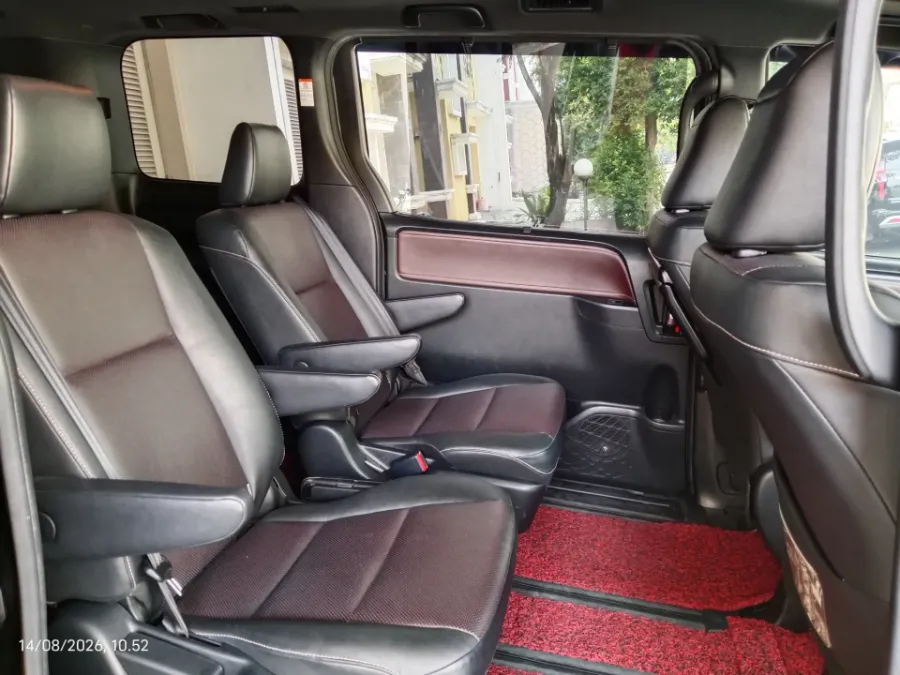 Foto Mobil Bekas Kabin Belakang Toyota Voxy 2.0 tahun 2018
