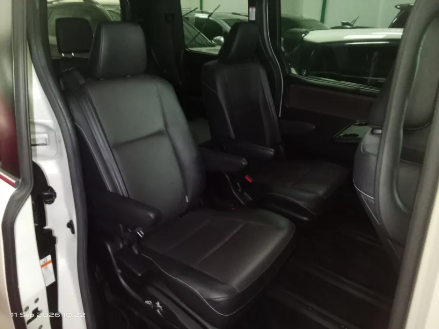 Foto Mobil Bekas Kabin Belakang Toyota Voxy 2.0 tahun 2018