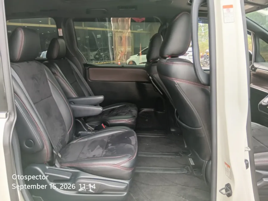 Foto Mobil Bekas Kabin Belakang Toyota Voxy 2.0 tahun 2018