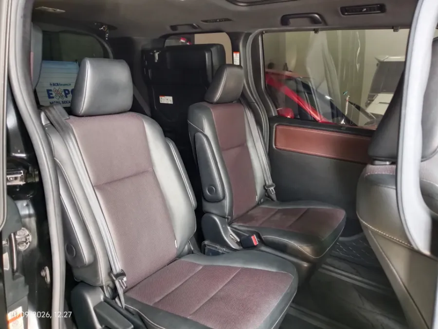 Foto Mobil Bekas Kabin Belakang Toyota Voxy 2.0 tahun 2018