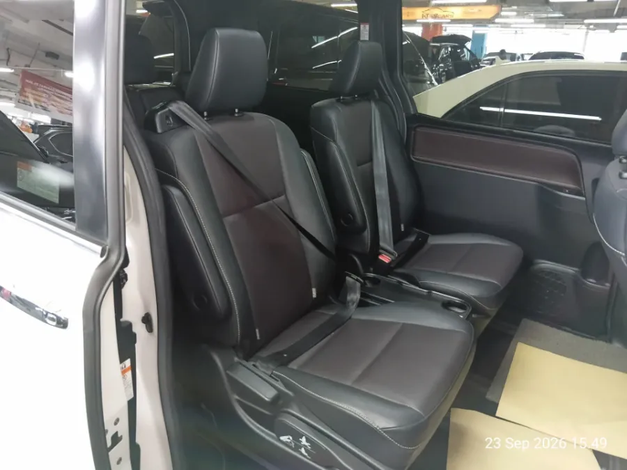 Foto Mobil Bekas Kabin Belakang Toyota Voxy 2.0 tahun 2018