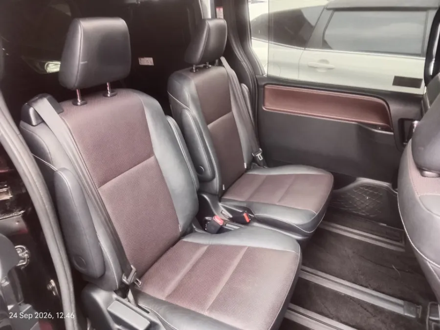 Foto Mobil Bekas Kabin Belakang Toyota Voxy 2.0 tahun 2018