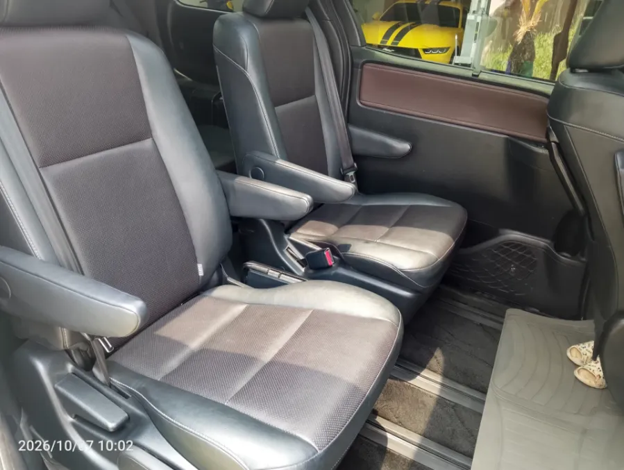 Foto Mobil Bekas Kabin Belakang Toyota Voxy 2.0 tahun 2018