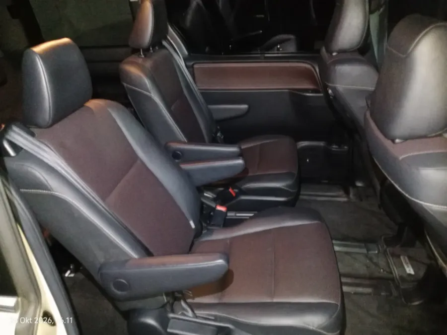 Foto Mobil Bekas Kabin Belakang Toyota Voxy 2.0 tahun 2018