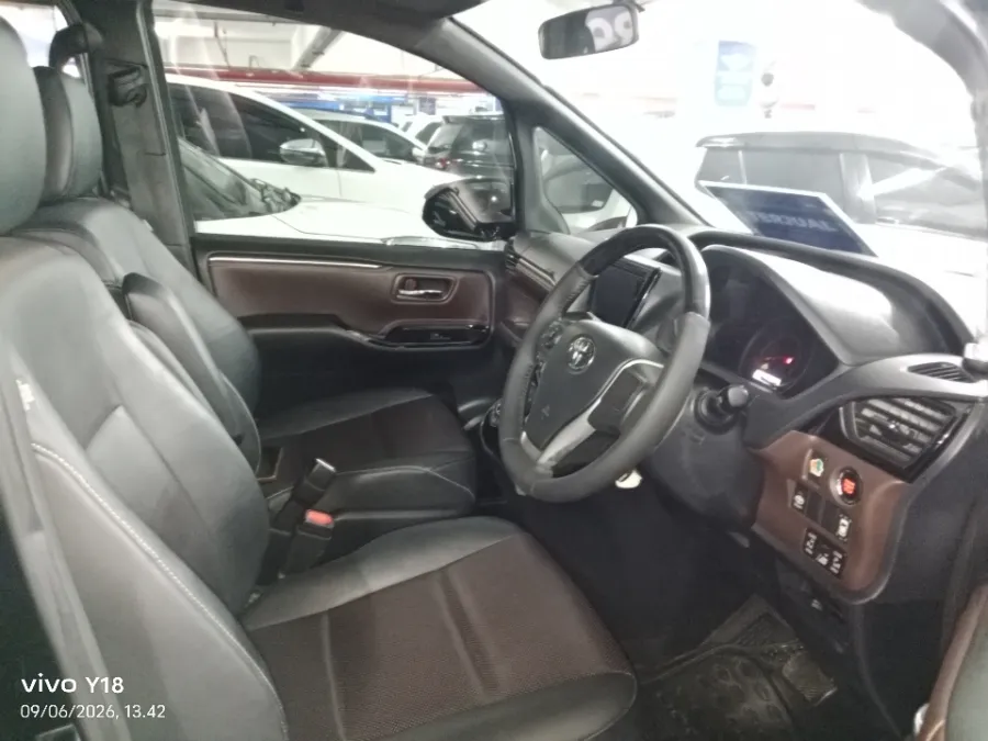 Foto Mobil Bekas Kabin Depan Toyota Voxy 2.0 tahun 2018
