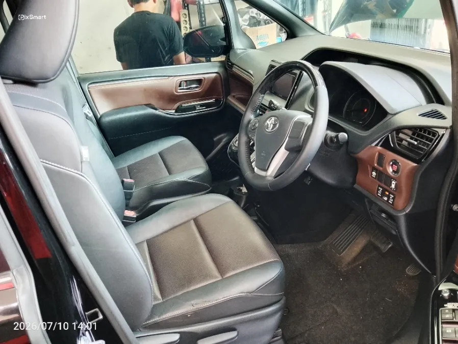 Foto Mobil Bekas Kabin Depan Toyota Voxy 2.0 tahun 2018
