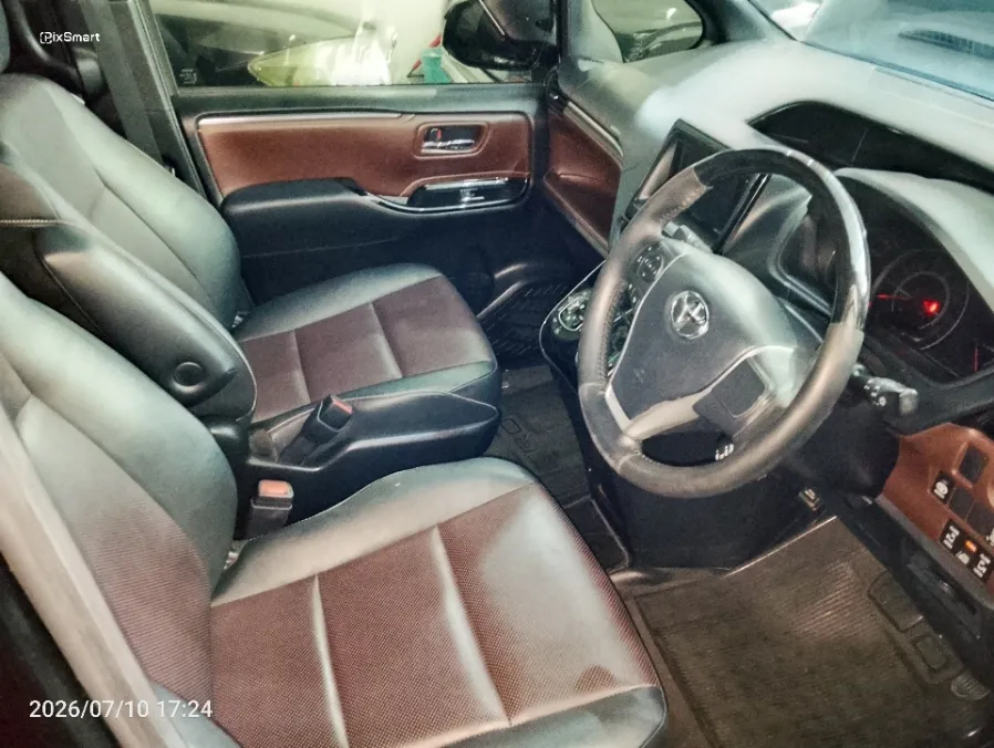 Foto Mobil Bekas Kabin Depan Toyota Voxy 2.0 tahun 2018