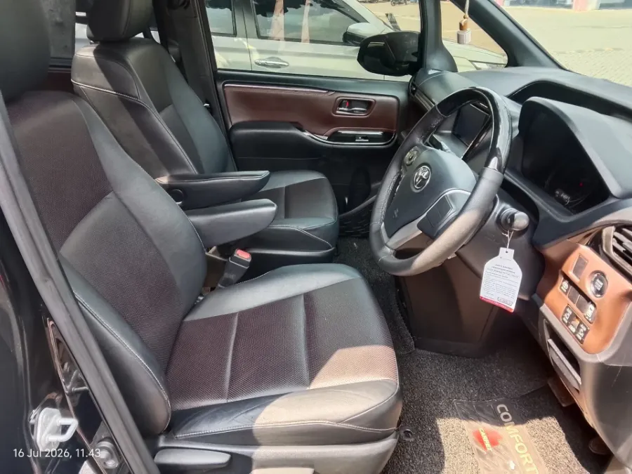 Foto Mobil Bekas Kabin Depan Toyota Voxy 2.0 tahun 2018