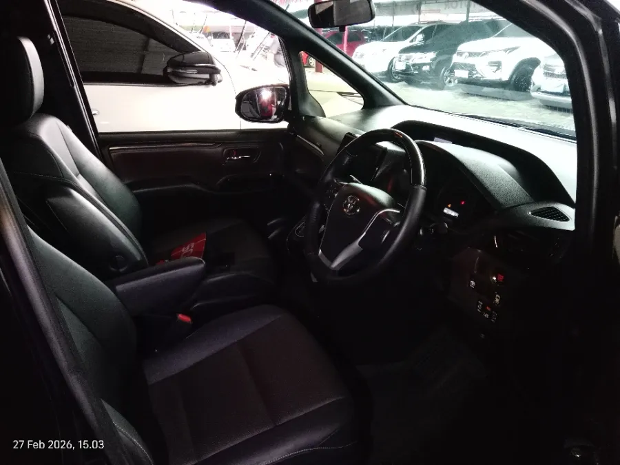 Foto Mobil Bekas Kabin Depan Toyota Voxy 2.0 tahun 2018