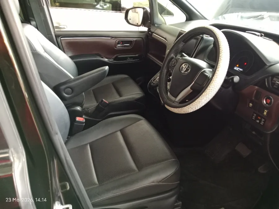 Foto Mobil Bekas Kabin Depan Toyota Voxy 2.0 tahun 2018