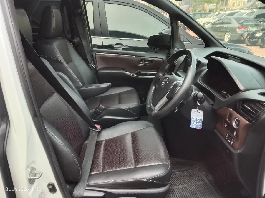 Foto Mobil Bekas Kabin Depan Toyota Voxy 2.0 tahun 2018