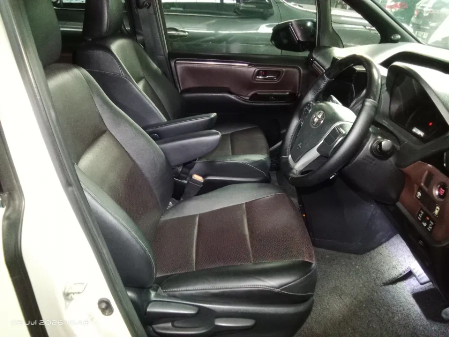 Foto Mobil Bekas Kabin Depan Toyota Voxy 2.0 tahun 2018