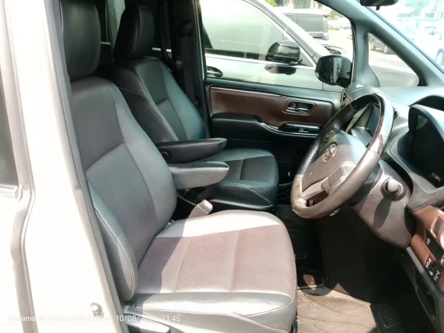 Foto Mobil Bekas Kabin Depan Toyota Voxy 2.0 tahun 2018