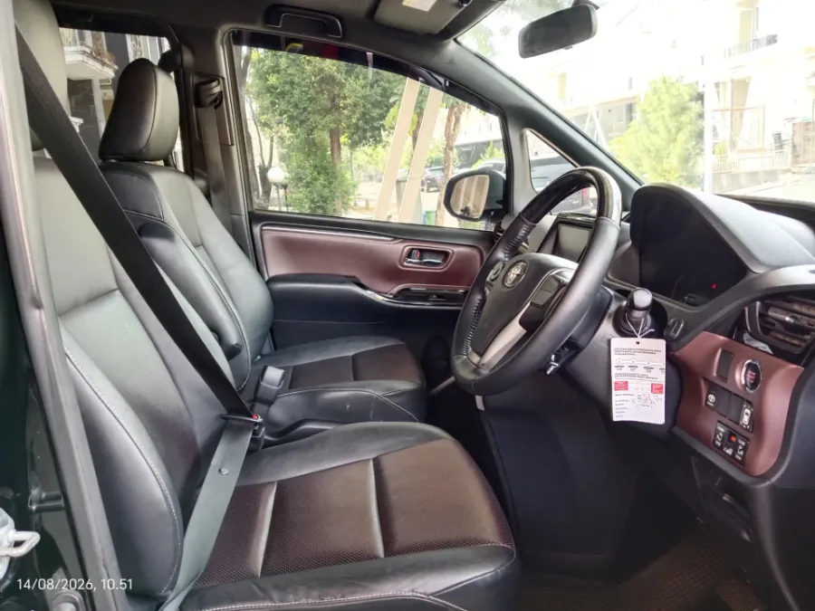 Foto Mobil Bekas Kabin Depan Toyota Voxy 2.0 tahun 2018
