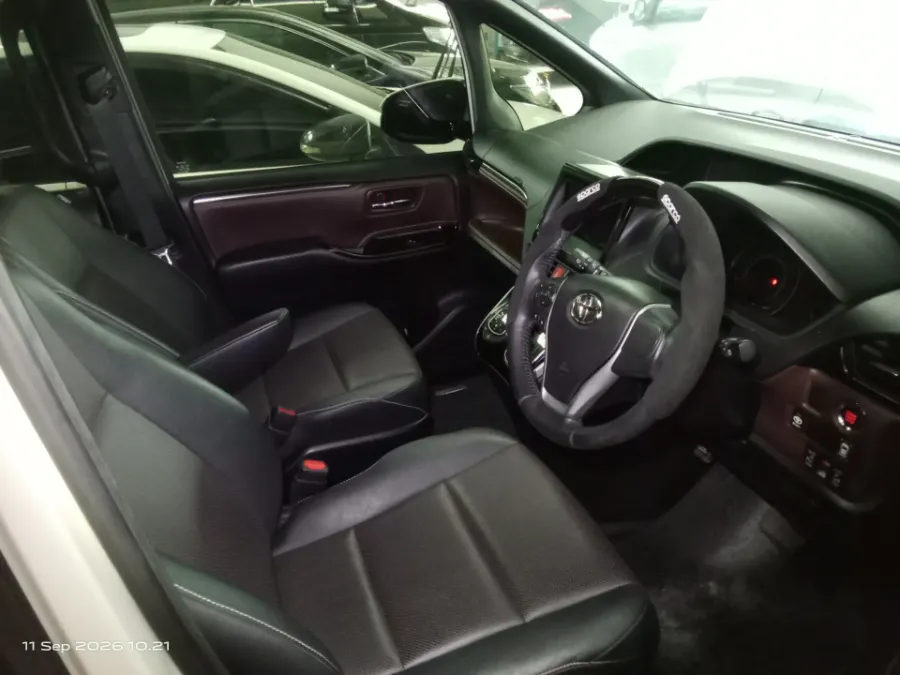 Foto Mobil Bekas Kabin Depan Toyota Voxy 2.0 tahun 2018