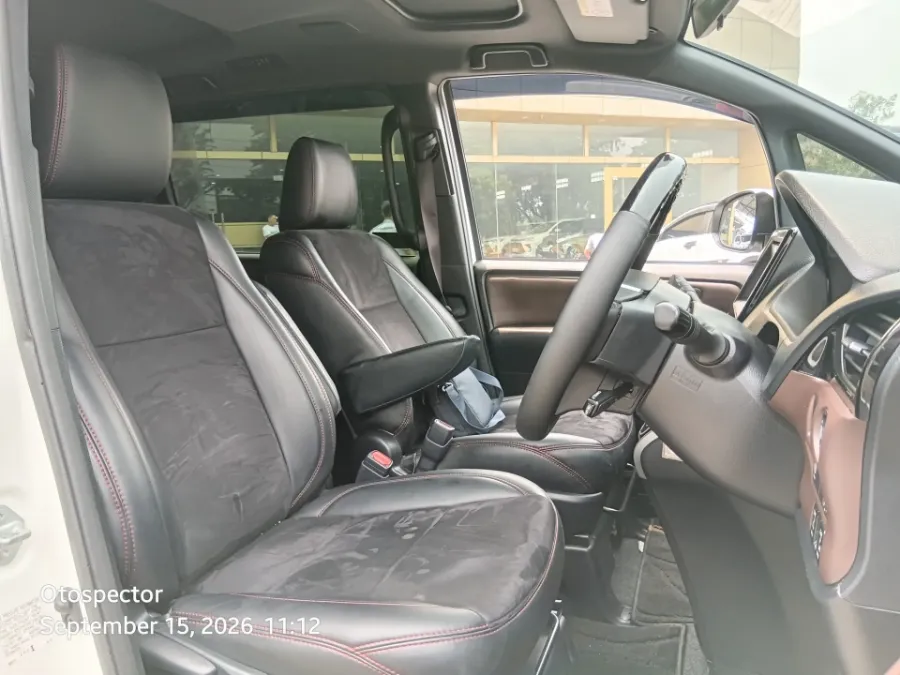 Foto Mobil Bekas Kabin Depan Toyota Voxy 2.0 tahun 2018