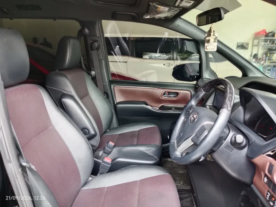 Foto Mobil Bekas Kabin Depan Toyota Voxy 2.0 tahun 2018