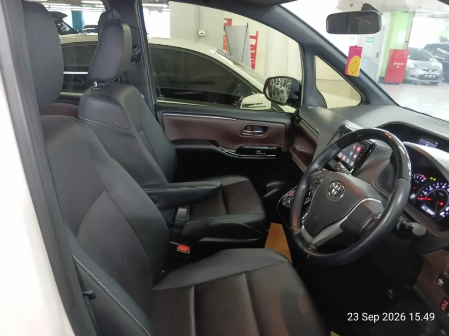 Foto Mobil Bekas Kabin Depan Toyota Voxy 2.0 tahun 2018