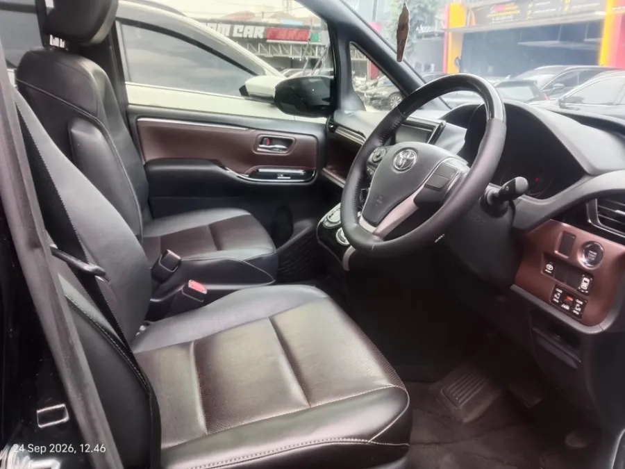Foto Mobil Bekas Kabin Depan Toyota Voxy 2.0 tahun 2018