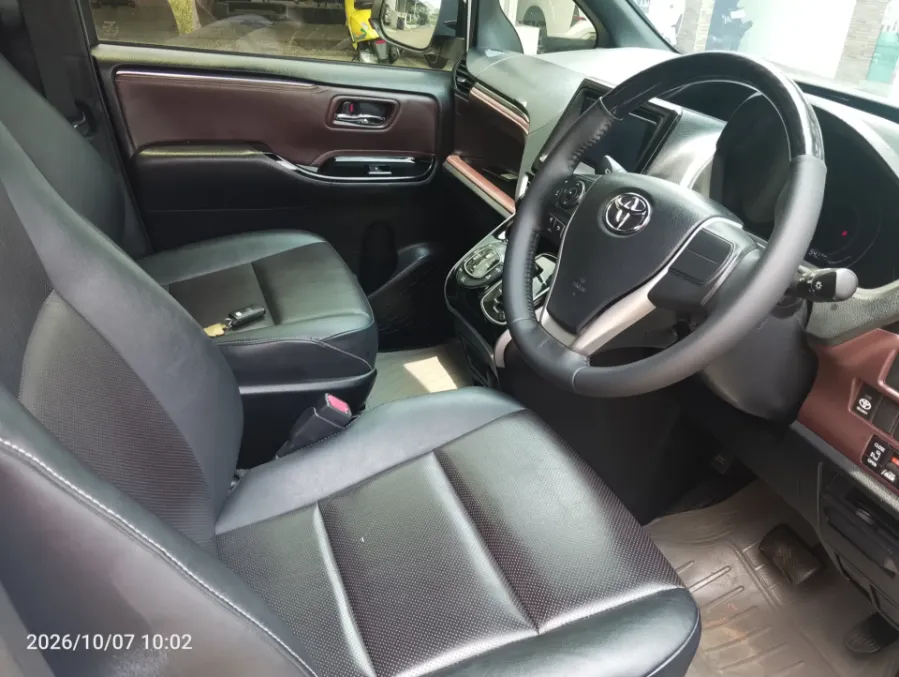 Foto Mobil Bekas Kabin Depan Toyota Voxy 2.0 tahun 2018