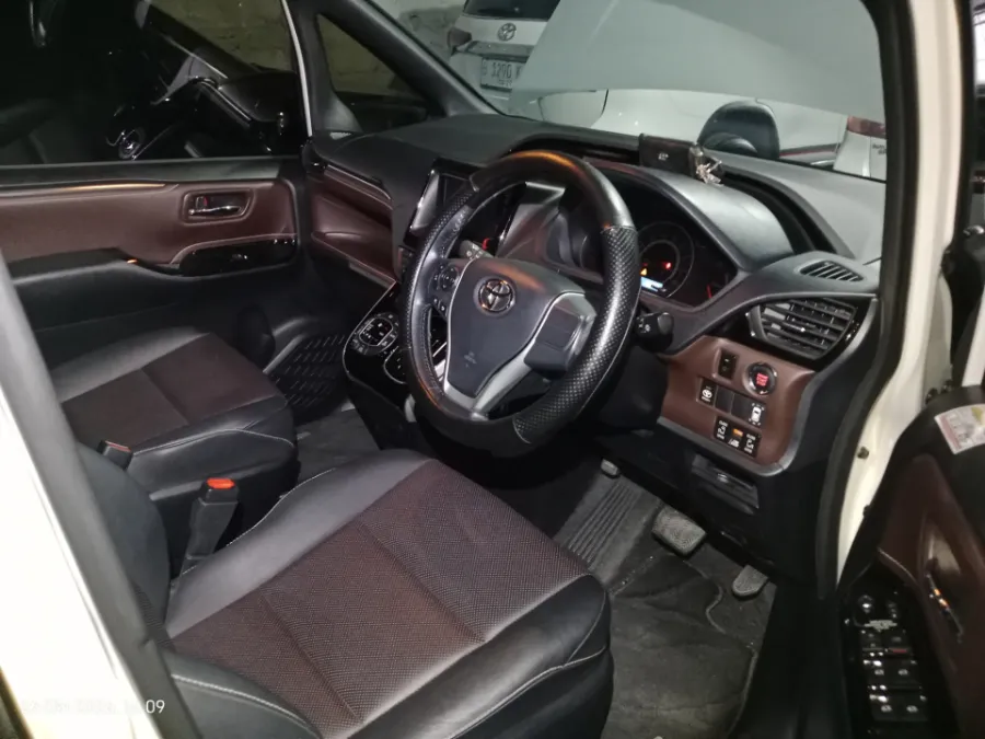 Foto Mobil Bekas Kabin Depan Toyota Voxy 2.0 tahun 2018